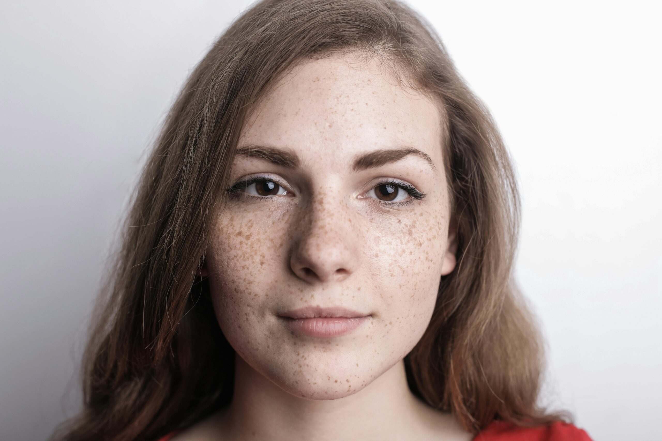 woman wearing eyeglass